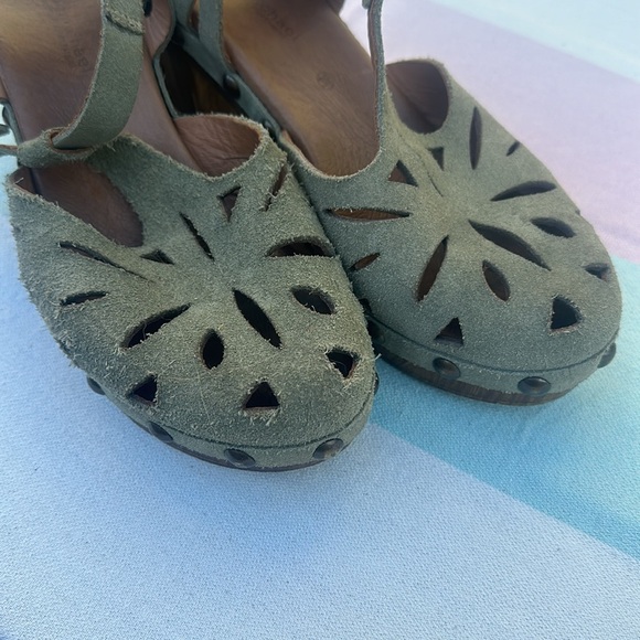 Eric Michael Nova EU 39 Leather Cutout Closed Toe Ankle Strap Wood Stud Sandals - Picture 2 of 9